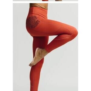 Zyia burnt orange 24" light n tight  leggings animal print pockets 8-10